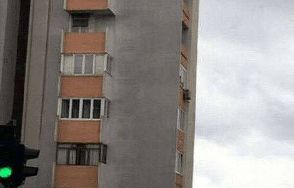 Fotografija ove stambene zgrade iz Splita obišla je celi Balkan, a sve zbog sulude ideje jednog stanara Fotografija ove stambene zgrade iz Splita obišla je celi Balkan, a sve zbog sulude ideje jednog stanara