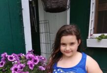 Godinama mi je suprug zabranjivao fotografirati našu 9-godišnju kćer. Jednog dana potajno sam objavila njezinu fotografiju na Facebooku. Dva sata poslije nazvala me nepoznata žena: „Odmah izbrišite tu fotografiju! Nemate pojma koga odgajate u svojoj kući!” Kad je moj suprug čuo njezino ime, pao je na koljena i briznuo u plač… Godinama mi je suprug zabranjivao fotografirati našu 9-godišnju kćer. Jednog dana potajno sam objavila njezinu fotografiju na Facebooku. Dva sata poslije nazvala me nepoznata žena: „Odmah izbrišite tu fotografiju! Nemate pojma koga odgajate u svojoj kući!” Kad je moj suprug čuo njezino ime, pao je na koljena i briznuo u plač…