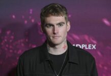 Isplivao poslednji snimak sina Sindi Kraford iz rehabilitacionog centra: Pokazao neposredno pre smrti kroz šta prolazi, dok mu se ruke tresu Isplivao poslednji snimak sina Sindi Kraford iz rehabilitacionog centra: Pokazao neposredno pre smrti kroz šta prolazi, dok mu se ruke tresu