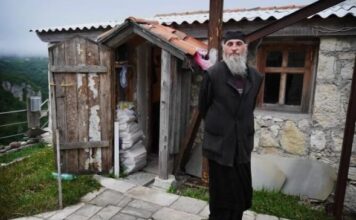 Kada vam neka osoba čini zlo i nanosi vam veliku bol, uradite samo ovu stvar i ponovo ćete naći svoj put ka sreći: Moćan savet monaha sa Svete Gore Kada vam neka osoba čini zlo i nanosi vam veliku bol, uradite samo ovu stvar i ponovo ćete naći svoj put ka sreći: Moćan savet monaha sa Svete Gore