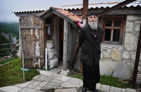 Kada vam neka osoba čini zlo i nanosi vam veliku bol, uradite samo ovu stvar i ponovo ćete naći svoj put ka sreći: Moćan savet monaha sa Svete Gore Kada vam neka osoba čini zlo i nanosi vam veliku bol, uradite samo ovu stvar i ponovo ćete naći svoj put ka sreći: Moćan savet monaha sa Svete Gore