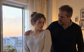 Majka je otvorila vrata očekujući uspavano dijete, ali na podu je pronašla desetogodišnju kćer, praznu bočicu lijekova i pet godina medicinskih tragova koji su pokazali da otac nije glumio strogoću — sustavno je kažnjavao dijete dok joj tijelo više nije moglo izdržati Majka je otvorila vrata očekujući uspavano dijete, ali na podu je pronašla desetogodišnju kćer, praznu bočicu lijekova i pet godina medicinskih tragova koji su pokazali da otac nije glumio strogoću — sustavno je kažnjavao dijete dok joj tijelo više nije moglo izdržati