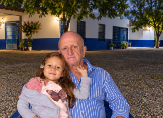 „Mama, svaki put kada me djed kupa, traži da igramo jednu igru. Moram zatvoriti oči, a dok su zatvorene, on nešto radi…“ Kada mi je kćerka to rekla, ukočila sam se. Sljedećeg dana otvorila sam vrata kupatila bez upozorenja, a od prizora koji sam zatekla počele su mi drhtati noge. 😱💔
