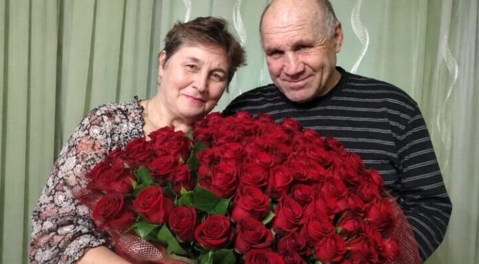 Moj muž nikada nije bio romantičan. Ali na moj 66. rođendan iznenada je došao kući sa 101 crvenom ružom i zamolio me da se fotografiram s njim… Pomislila sam da se napokon promijenio. Ali ono što je učinio s našom fotografijom natjeralo me da preispitam cijeli naš 42-godišnji brak… Moj muž nikada nije bio romantičan. Ali na moj 66. rođendan iznenada je došao kući sa 101 crvenom ružom i zamolio me da se fotografiram s njim… Pomislila sam da se napokon promijenio. Ali ono što je učinio s našom fotografijom natjeralo me da preispitam cijeli naš 42-godišnji brak…