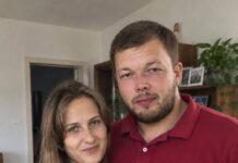 Moj trinaestogodišnji sin prodao je svoju dragocjenu električnu gitaru kako bi djevojčici iz razreda kupio posebno prilagođena invalidska kolica… Ali rano sljedećeg jutra na našim su se ulaznim vratima pojavila dvojica naoružanih policajaca. A ono što su mi otkrili potpuno me paraliziralo od šoka. Moj trinaestogodišnji sin prodao je svoju dragocjenu električnu gitaru kako bi djevojčici iz razreda kupio posebno prilagođena invalidska kolica… Ali rano sljedećeg jutra na našim su se ulaznim vratima pojavila dvojica naoružanih policajaca. A ono što su mi otkrili potpuno me paraliziralo od šoka.
