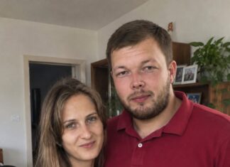 Moj trinaestogodišnji sin prodao je svoju dragocjenu električnu gitaru kako bi djevojčici iz razreda kupio posebno prilagođena invalidska kolica… Ali rano sljedećeg jutra na našim su se ulaznim vratima pojavila dvojica naoružanih policajaca. A ono što su mi otkrili potpuno me paraliziralo od šoka. Moj trinaestogodišnji sin prodao je svoju dragocjenu električnu gitaru kako bi djevojčici iz razreda kupio posebno prilagođena invalidska kolica… Ali rano sljedećeg jutra na našim su se ulaznim vratima pojavila dvojica naoružanih policajaca. A ono što su mi otkrili potpuno me paraliziralo od šoka.