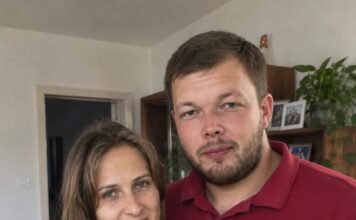 Moj trinaestogodišnji sin prodao je svoju dragocjenu električnu gitaru kako bi djevojčici iz razreda kupio posebno prilagođena invalidska kolica… Ali rano sljedećeg jutra na našim su se ulaznim vratima pojavila dvojica naoružanih policajaca. A ono što su mi otkrili potpuno me paraliziralo od šoka. Moj trinaestogodišnji sin prodao je svoju dragocjenu električnu gitaru kako bi djevojčici iz razreda kupio posebno prilagođena invalidska kolica… Ali rano sljedećeg jutra na našim su se ulaznim vratima pojavila dvojica naoružanih policajaca. A ono što su mi otkrili potpuno me paraliziralo od šoka.