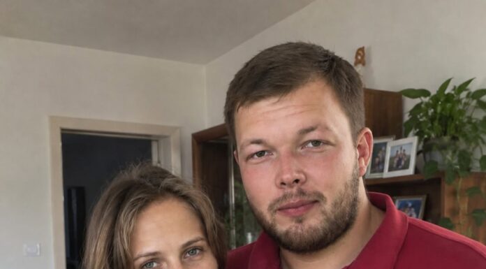 Moj trinaestogodišnji sin prodao je svoju dragocjenu električnu gitaru kako bi djevojčici iz razreda kupio posebno prilagođena invalidska kolica… Ali rano sljedećeg jutra na našim su se ulaznim vratima pojavila dvojica naoružanih policajaca. A ono što su mi otkrili potpuno me paraliziralo od šoka. Moj trinaestogodišnji sin prodao je svoju dragocjenu električnu gitaru kako bi djevojčici iz razreda kupio posebno prilagođena invalidska kolica… Ali rano sljedećeg jutra na našim su se ulaznim vratima pojavila dvojica naoružanih policajaca. A ono što su mi otkrili potpuno me paraliziralo od šoka.