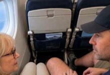 Muškarac je satima zauzimao deo mog sedišta u avionu! Kada sam ga zamolila da se pomeri, nasmejao se: „Tako ste sitni! Zašto vam treba toliko prostora“ Ali kada se vratio iz toaleta, ukočio se od šoka i besno povikao: „ŠTA STE TO URADILI?!“ Muškarac je satima zauzimao deo mog sedišta u avionu! Kada sam ga zamolila da se pomeri, nasmejao se: „Tako ste sitni! Zašto vam treba toliko prostora“ Ali kada se vratio iz toaleta, ukočio se od šoka i besno povikao: „ŠTA STE TO URADILI?!“