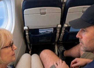 Muškarac je satima zauzimao deo mog sedišta u avionu! Kada sam ga zamolila da se pomeri, nasmejao se: „Tako ste sitni! Zašto vam treba toliko prostora“ Ali kada se vratio iz toaleta, ukočio se od šoka i besno povikao: „ŠTA STE TO URADILI?!“ Muškarac je satima zauzimao deo mog sedišta u avionu! Kada sam ga zamolila da se pomeri, nasmejao se: „Tako ste sitni! Zašto vam treba toliko prostora“ Ali kada se vratio iz toaleta, ukočio se od šoka i besno povikao: „ŠTA STE TO URADILI?!“