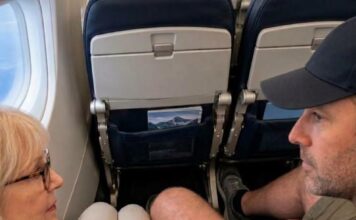 Muškarac je satima zauzimao deo mog sedišta u avionu! Kada sam ga zamolila da se pomeri, nasmejao se: „Tako ste sitni! Zašto vam treba toliko prostora“ Ali kada se vratio iz toaleta, ukočio se od šoka i besno povikao: „ŠTA STE TO URADILI?!“ Muškarac je satima zauzimao deo mog sedišta u avionu! Kada sam ga zamolila da se pomeri, nasmejao se: „Tako ste sitni! Zašto vam treba toliko prostora“ Ali kada se vratio iz toaleta, ukočio se od šoka i besno povikao: „ŠTA STE TO URADILI?!“