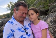Na ovoj fotografiji smiješila sam se pored svog očuha… Godinama je moja majka vjerovala da me voli kao vlastitu kćer, ali nije imala pojma što se zapravo događalo iza njenih leđa — niti zašto ću tu tajnu nositi sa sobom još mnogo godina Na ovoj fotografiji smiješila sam se pored svog očuha… Godinama je moja majka vjerovala da me voli kao vlastitu kćer, ali nije imala pojma što se zapravo događalo iza njenih leđa — niti zašto ću tu tajnu nositi sa sobom još mnogo godina