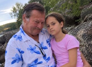 Na ovoj fotografiji smiješila sam se pored svog očuha… Godinama je moja majka vjerovala da me voli kao vlastitu kćer, ali nije imala pojma što se zapravo događalo iza njenih leđa — niti zašto ću tu tajnu nositi sa sobom još mnogo godina Na ovoj fotografiji smiješila sam se pored svog očuha… Godinama je moja majka vjerovala da me voli kao vlastitu kćer, ali nije imala pojma što se zapravo događalo iza njenih leđa — niti zašto ću tu tajnu nositi sa sobom još mnogo godina