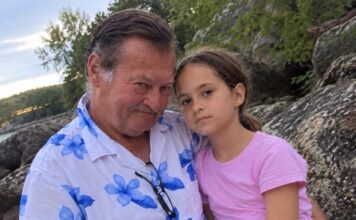 Na ovoj fotografiji smiješila sam se pored svog očuha… Godinama je moja majka vjerovala da me voli kao vlastitu kćer, ali nije imala pojma što se zapravo događalo iza njenih leđa — niti zašto ću tu tajnu nositi sa sobom još mnogo godina Na ovoj fotografiji smiješila sam se pored svog očuha… Godinama je moja majka vjerovala da me voli kao vlastitu kćer, ali nije imala pojma što se zapravo događalo iza njenih leđa — niti zašto ću tu tajnu nositi sa sobom još mnogo godina