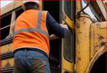 Petnaestero djece nestalo je 1986. godine tokom školskog izleta — 39 godina kasnije radnici su pronašli njihov autobus zakopan duboko pod zemljom, usred šume. Ali kada je policija otvorila vrata i pogledala unutra, otkrila je nešto od čega se svima sledila krv u žilama. 😨😱