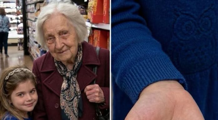 Predala sam dijamantski prsten koji je moja sedmogodišnja unuka pronašla u supermarketu, ali sledećeg jutra nepoznati muškarac pokucao je na moja vrata i rekao: „Tražio sam vas godinama!” Predala sam dijamantski prsten koji je moja sedmogodišnja unuka pronašla u supermarketu, ali sledećeg jutra nepoznati muškarac pokucao je na moja vrata i rekao: „Tražio sam vas godinama!”