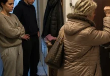 Promijenili smo brave nakon što je svekrva prekopala naše papire, a sada nas obitelj optužuje da smo je izbacili iz života Promijenili smo brave nakon što je svekrva prekopala naše papire, a sada nas obitelj optužuje da smo je izbacili iz života