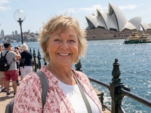 Sa 69 godina prodala sam kuću i otišla protiv volje svoje djece — a onda me u Sydneyju nepoznati muškarac pozvao na kavu i pokazao mi fotografiju zbog koje mi se cijeli život preokrenuo Sa 69 godina prodala sam kuću i otišla protiv volje svoje djece — a onda me u Sydneyju nepoznati muškarac pozvao na kavu i pokazao mi fotografiju zbog koje mi se cijeli život preokrenuo