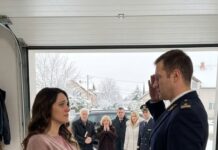 Samo nekoliko sati nakon vojne sahrane mog muža, moja rođena porodica je bacila pogled na moj trudnički stomak i odlučila da ne zaslužujem toplu sobu Samo nekoliko sati nakon vojne sahrane mog muža, moja rođena porodica je bacila pogled na moj trudnički stomak i odlučila da ne zaslužujem toplu sobu