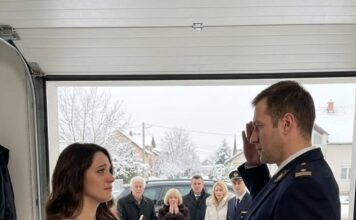 Samo nekoliko sati nakon vojne sahrane mog muža, moja rođena porodica je bacila pogled na moj trudnički stomak i odlučila da ne zaslužujem toplu sobu Samo nekoliko sati nakon vojne sahrane mog muža, moja rođena porodica je bacila pogled na moj trudnički stomak i odlučila da ne zaslužujem toplu sobu