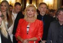 Suzana Mančić ljubi uglednog Grka već 25 godina: A iznenadiće vas kakvu titulu ima, čime se bavi i koliko zarađuje godišnje Suzana Mančić ljubi uglednog Grka već 25 godina: A iznenadiće vas kakvu titulu ima, čime se bavi i koliko zarađuje godišnje