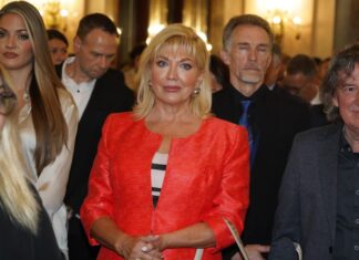 Suzana Mančić ljubi uglednog Grka već 25 godina: A iznenadiće vas kakvu titulu ima, čime se bavi i koliko zarađuje godišnje Suzana Mančić ljubi uglednog Grka već 25 godina: A iznenadiće vas kakvu titulu ima, čime se bavi i koliko zarađuje godišnje