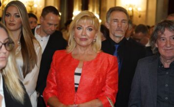 Suzana Mančić ljubi uglednog Grka već 25 godina: A iznenadiće vas kakvu titulu ima, čime se bavi i koliko zarađuje godišnje Suzana Mančić ljubi uglednog Grka već 25 godina: A iznenadiće vas kakvu titulu ima, čime se bavi i koliko zarađuje godišnje