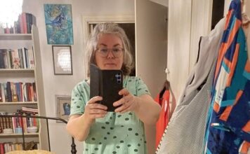Svake večeri moja se majka fotografirala u istoj haljini — ali kad sam jednog dana otvorila njezin telefon, ruke su mi počele drhtati Svake večeri moja se majka fotografirala u istoj haljini — ali kad sam jednog dana otvorila njezin telefon, ruke su mi počele drhtati