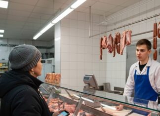 Svaki dan sedamdesetogodišnja penzionerka kupovala je kod mesara 40 kilograma mesa. Jednog dana mesar je odlučio da je prati kako bi saznao gde nestaje svo to meso. Svaki dan sedamdesetogodišnja penzionerka kupovala je kod mesara 40 kilograma mesa. Jednog dana mesar je odlučio da je prati kako bi saznao gde nestaje svo to meso.