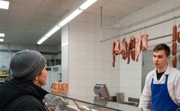 Svaki dan sedamdesetogodišnja penzionerka kupovala je kod mesara 40 kilograma mesa. Jednog dana mesar je odlučio da je prati kako bi saznao gde nestaje svo to meso. Svaki dan sedamdesetogodišnja penzionerka kupovala je kod mesara 40 kilograma mesa. Jednog dana mesar je odlučio da je prati kako bi saznao gde nestaje svo to meso.