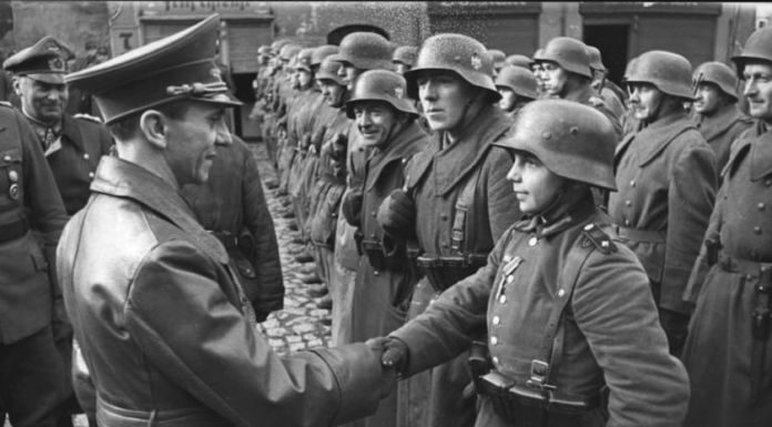 Travanj 1941. Nacisti idu od vrata do vrata u Sarajevu, a zvuk njihovih čizama i krici susjeda lede krv u žilama Travanj 1941. Nacisti idu od vrata do vrata u Sarajevu, a zvuk njihovih čizama i krici susjeda lede krv u žilama