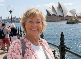 U 69. godini prodala sam svoju kuću da bih putovala po svetu, uprkos protivljenju svoje dece — u Australiji me je jedan muškarac pozvao kod sebe na kafu, ali kada sam ušla u njegovu dnevnu sobu, sledila sam se. 😱