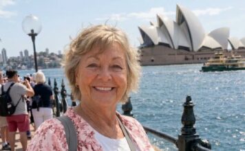 U 69. godini prodala sam svoju kuću da bih putovala po svetu, uprkos protivljenju svoje dece — u Australiji me je jedan muškarac pozvao kod sebe na kafu, ali kada sam ušla u njegovu dnevnu sobu, sledila sam se. 😱