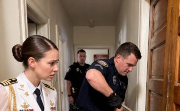 **VRATILA SAM SE KUĆI S VOJNE MISIJE TRI TJEDNA RANIJE KAKO BIH IZNENADILA SUPRUGA I NAŠU ČETVEROGODIŠNJU KĆER. UMJESTO TOGA, ZATEKLA SAM UNIŠTENU KUĆU, SVOJU DJEVOJČICU SAMU I IZGLADNJELU TE OTKRILA DA SE MOJ MUŽ ZABAVLJA NA KRSTARENJU KARIBIMA — A ONDA JE NAZVAO I VRIŠTEĆI IZGOVORIO REČENICU OD KOJE SU SVI U SOBI ZANIJEMJELI: „ŠTO GOD RADILA, NEMOJ OTVARATI ORMAR U HODNIKU.”** **VRATILA SAM SE KUĆI S VOJNE MISIJE TRI TJEDNA RANIJE KAKO BIH IZNENADILA SUPRUGA I NAŠU ČETVEROGODIŠNJU KĆER. UMJESTO TOGA, ZATEKLA SAM UNIŠTENU KUĆU, SVOJU DJEVOJČICU SAMU I IZGLADNJELU TE OTKRILA DA SE MOJ MUŽ ZABAVLJA NA KRSTARENJU KARIBIMA — A ONDA JE NAZVAO I VRIŠTEĆI IZGOVORIO REČENICU OD KOJE SU SVI U SOBI ZANIJEMJELI: „ŠTO GOD RADILA, NEMOJ OTVARATI ORMAR U HODNIKU.”**