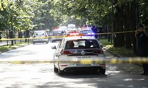 Zašto policajci dodiruju automobil kada vas zaustave? Zašto policajci dodiruju automobil kada vas zaustave?